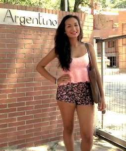 Hija de militar, estudiante de periodismo y ahora: actriz porno. Paulova la universitaria