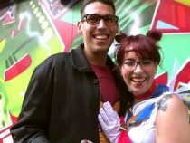 Eva: friki y adicta a las videojuegos, su heroína es Sailor Moon. Los CAZAROLAS a por los frikis de las tiendas de comics :-) (Fakings/Arnaldo Series)