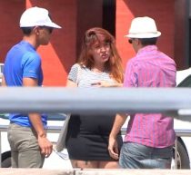 FAkings/Perdona señorita TETONA y de generosas curvas, ¿quiere aparecer en el videoclip de nuestra estrella?. Ricky is back!